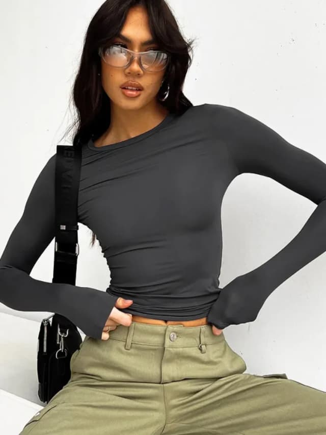 Camiseta preta de manga longa feminina, blusa justa, gola redonda, monocromática, camiseta feminina casual de inverno, camada básica, outono, 2023